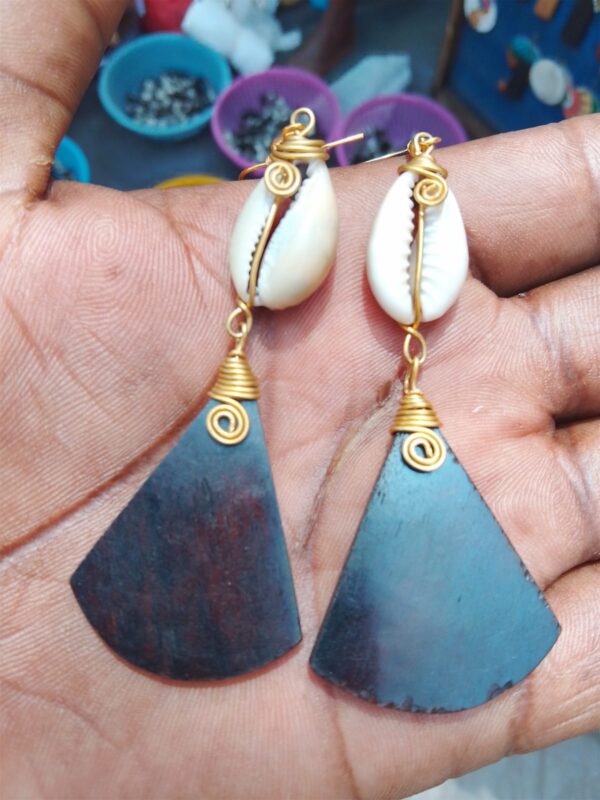 Shelled Black Pendulum Earrings